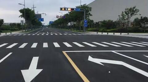 苏州停车位划线厂家解读，道路交通标志牌通常布置在什么区域？