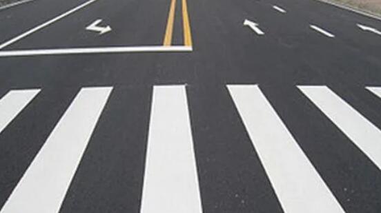 城市道路划线需要专业资质，确保交通有序与安全