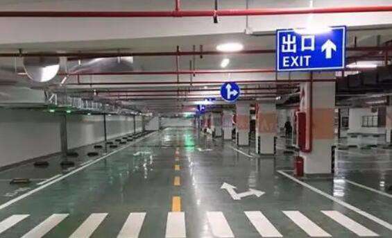 地下车库消防划线出口，保障安全的生命通道