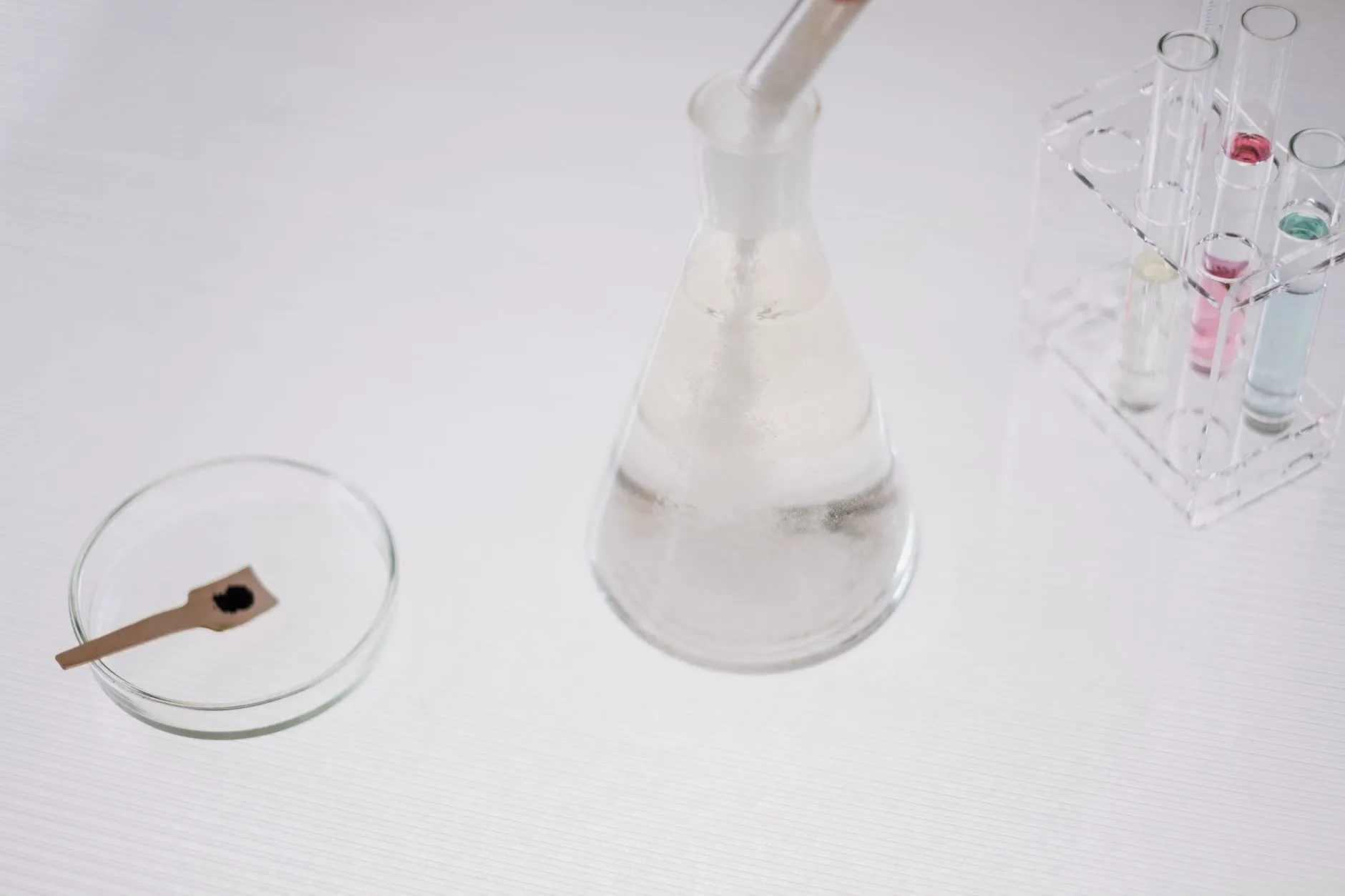 苏州环氧地坪与混凝土密封固化剂在停车场应用中的对比分析