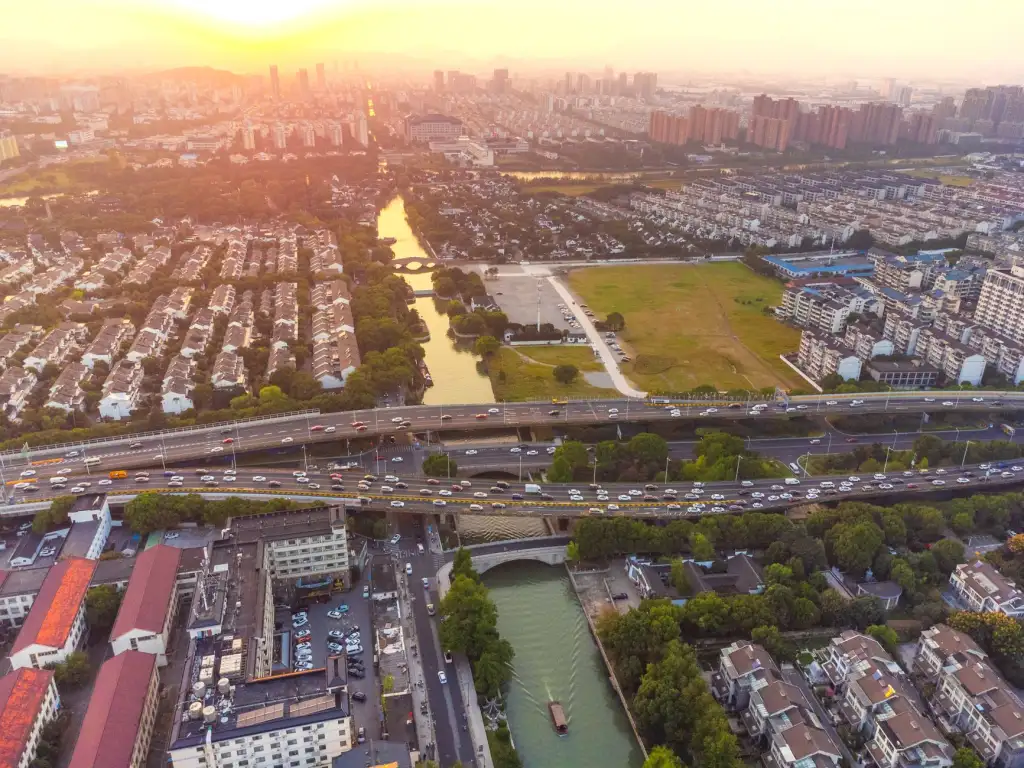 苏州道路划线施工工艺对比：热熔划线 vs 冷漆划线适用场景分析正文配图 1