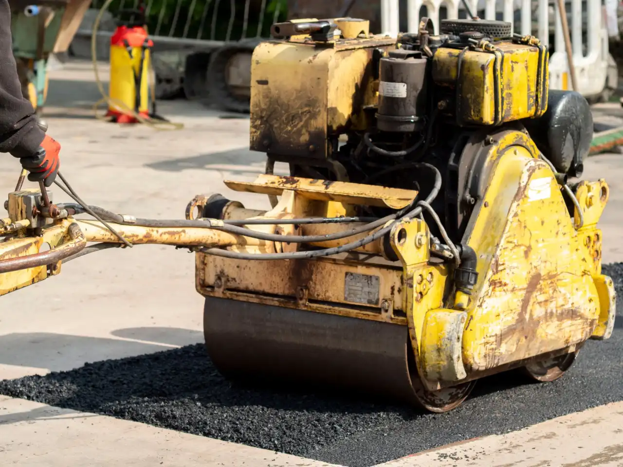苏州道路划线施工要点解析：从热熔标线到常温漆的工艺选择正文配图 1